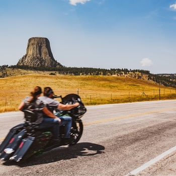 På motorcykel ved Devil's Tower i Wyoming 
