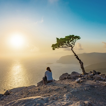 Ung kvinde nyder udsigten fra Monolithos slot på Rhodos