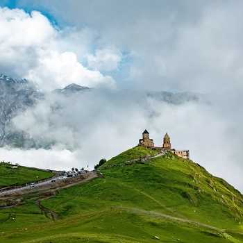Udsigt over Gergeti Trinity Kirken Kazbegi i Georgien - Foto: Timur Kozmenko, Unsplash