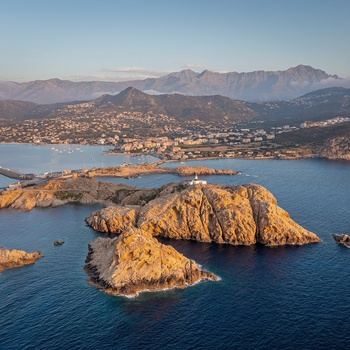 Udsigt over L'Ile Rousse, Korsika, Frankrig