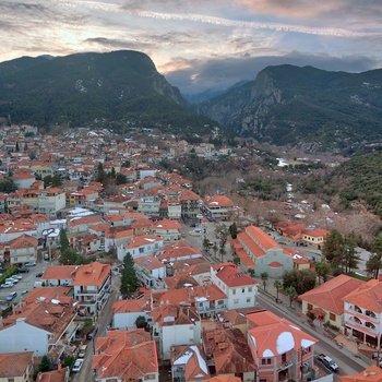 Udsigt over Litochoro med Olympus-bjerget i baggrunden - Gækenland