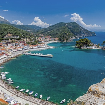 Udsigt over kystbyen Parga - Grækenland