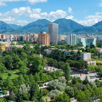 Udsigt over Tirana og Dajti-bjergene i baggrunden - Albanien