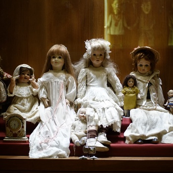 Hjemsøgte uhyggelige dukker på museum