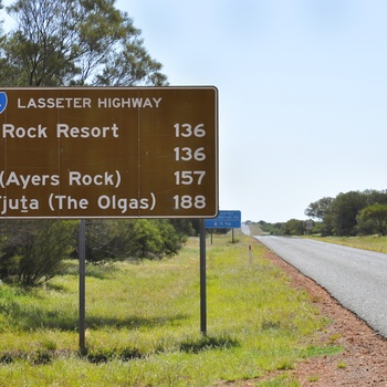 Lasseter Highway og vejskilt mod Yulara og Uluru (Ayers Rock) - Australien