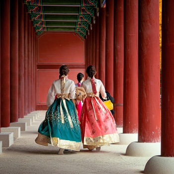 Unge kvinder i traditionel beklædning i Gyeongbokgung Palace - Sydkorea