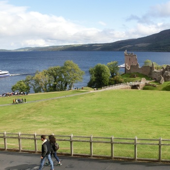 Det er også muligt at tage en bådtur fra Inverness til Urquhart Castle, Skotland