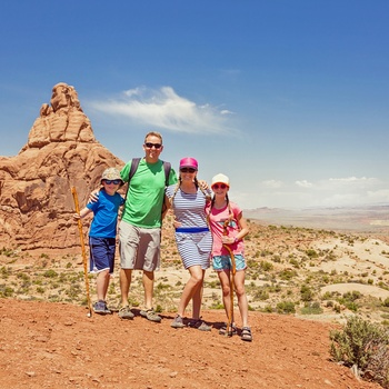 Familie på vandretur i Arches National Park, Utah i USA