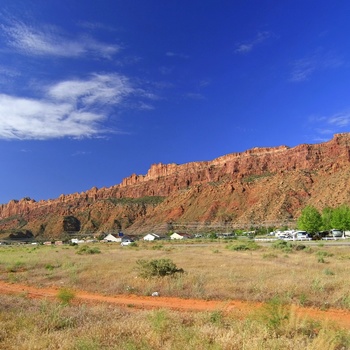 Byen Moab og orangerøde klipper i Utah, USA