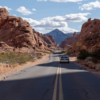 Bil på vej gennem Valley of Fire i Nevada, USA - Foto: Ajaykumar Kannan Unsplash