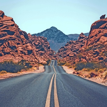 På roadtrip gennem Valley of Fire State Park i USA - Photo by Jake Blucker on Unsplash