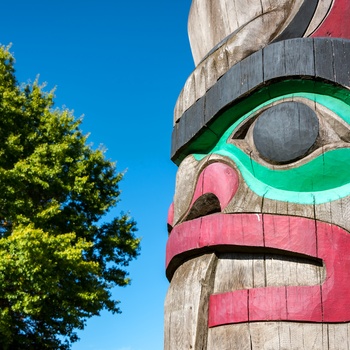 Farverig totempæl i byen Duncan på Vancouver Island