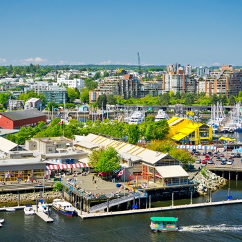 Udsigt til Granville Island og markedet midt i Vancouver, Canada