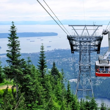 Kabinelift / svævebane til toppen af Grouse Mountain og Vancouver i baggrunden, Canada