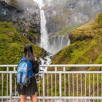 Lokal beundrer vandfaldet Kegon Falls i Nikko National Park - Japan