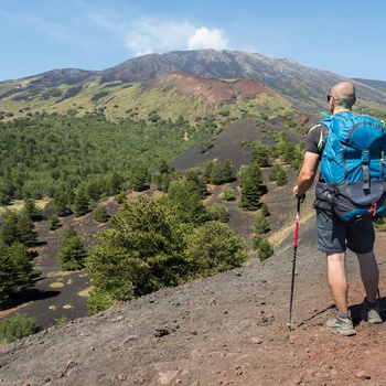 Vandrer på vej op Etna på Sicilien