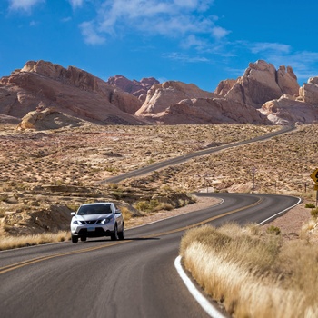 Bil på vej gennem Valley of Fire i Nevada, USA
