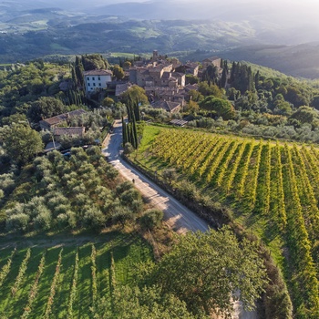 Vej gennem vinmarkerne i Chianti-regionen og mod Volpaia - Toscana i Italien