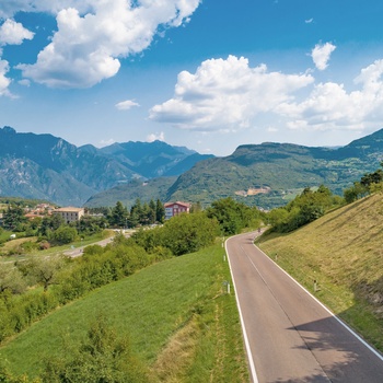 Vej gennem landskabet i Lombardiet - Norditalien