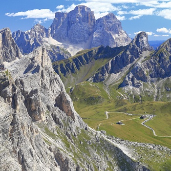 Vej mod Giau pass i Dolomitterne - Italien