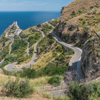 Vej nær Forza d'Agrò på Sicilien, Italien