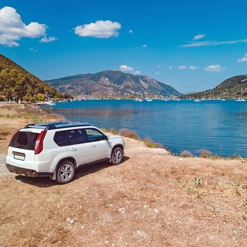 SUV ved en kyst på øen Lefkada - Grækenland