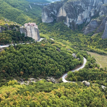Vej til klostrene i Meteora - Grækenland - Foto: Qingqing Cai, Unsplash