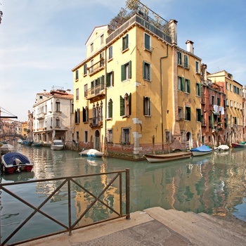Kanaler gennem bydelen Cannaregio i Venedig