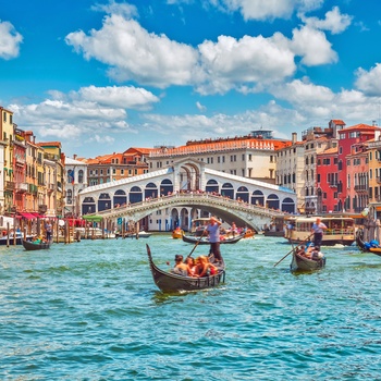 Rialtobroen og gondoler på Grande Canal, Venedig