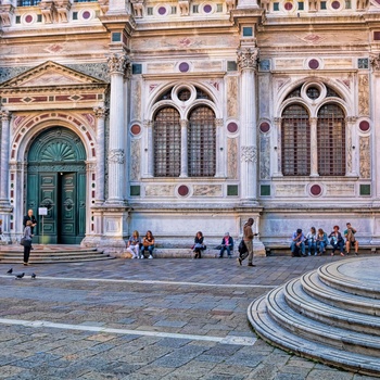 Turister og lokale foran museet Scuola Grande Di San Rocco i Venedig 