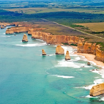 Luftfoto af kysten med de 12 Apostle ved Great Ocean Road i Victoria
