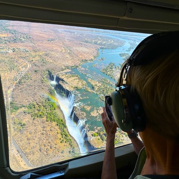 I helikopter over Victoria Falls i Zimbabwe