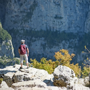Mand beundre udsigten i Vikos kløften på det græske fastland