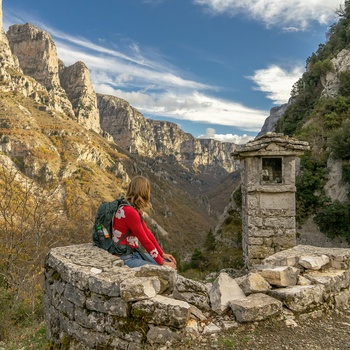 Kvinde på vandretur i Vikos-kløften - Grækenland - Foto: Hans-Jurgen Mager, Unsplash