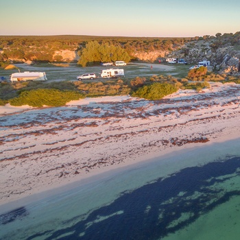 Campere parkeret ved strand nær Dongara, Western Australia