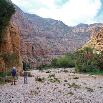 Et par gennem Wadi Shab-kløften i Oman