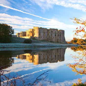 Wales - Carew Castle spejler sig flot i River Carew