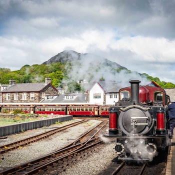 Wales - Ffestiniog Railways klar til afgang fra stationen i Porthmadog