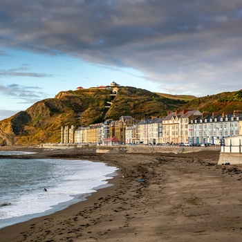 Wales - byen Aberystwyth med The North Beach og de farverige bygninger langs promenaden