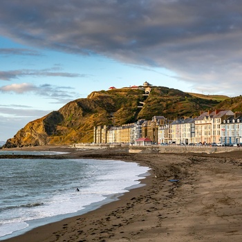 Wales - byen Aberystwyth med The North Beach og de farverige bygninger langs promenaden