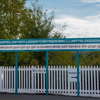 Wales - byen med verdens længste navn Llanfairpwllgwyngyllgogerychwyrndrobwllllantysiliogogogoch