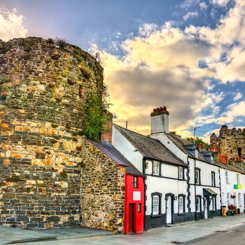 Wales - bymuren i Conwy og byens huse falder smukt sammen i en helhed