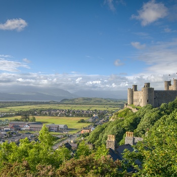 Wales - imponerende højt på klippen ligger Harlech Castle med flot udsigt over Tremadog Bay 