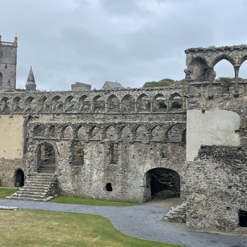 Wales - ruinerne af biskoppens palads med katedralen i St Davids i baggrunden