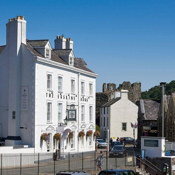 Wales, Conwy - Erskin Arms and Y Capel set fra gaden