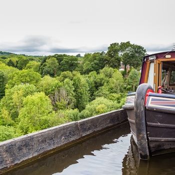 Wales, Llangollen - en båd passerer over Pontcysyllte Aqueduct