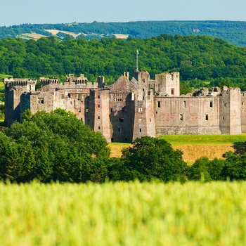 Wales, Monmouthshire - Raglan Castle i grønne frodige omgivelser