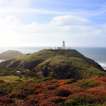 Wales, Pembrokeshire - Strumble Head lighthouse ligger på en høj yderst mod havet