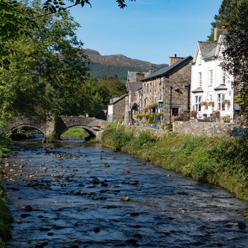 Wales, Snowdonia - den hyggelige by Beddgelert og broen over Glaslyn River .jpg