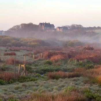 Wales, St Davids - det tidligere kloster Penrhiw Priory set fra den omliggende moor med St Davids som baggrund
